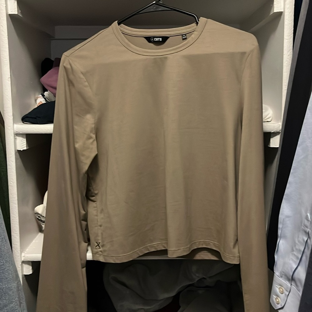 Cuts long sleeve - not fitted! Loose fit, loose arms.